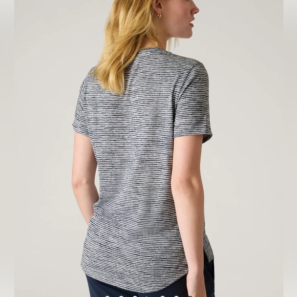 Athleta Breezy Scoop V-Neck Tee Spring 2022 Size Medium - Picture 11 of 11